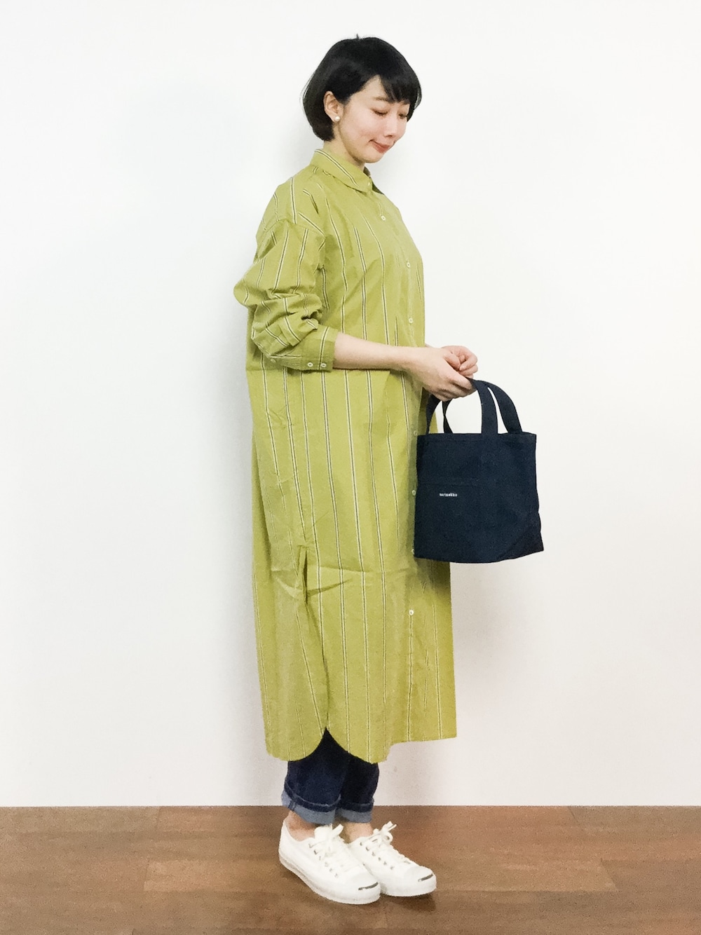 「シャツワンピース、大人カジュアル、スニーカーコーデ、デニムパンツ、ストライプシャツ、ラフスタイル、シンプルコーデ、ナチュラルスタイル、春コーデ、マスタードイエロー」｜「A part byのCオーバーサイズシャツワンピース　782703（シャツワンピース、イエロー系）」を使った、三由佳奈さん（レディース・160cm）の冬コーディネートの1枚目の写真