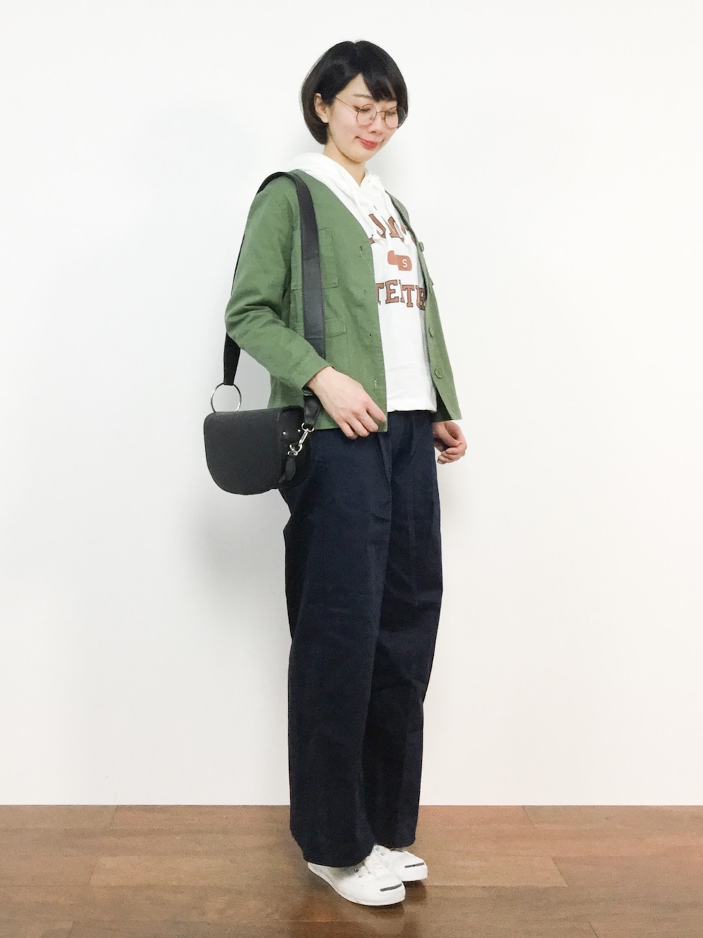 「めがね、白、大人カジュアル、ロゴスウェット、ミリタリーブルゾン、シンプルコーデ、ナチュラルスタイル、春コーデ、プルパーカー、ネイビーパンツ」｜「SEVENDAYS=SUNDAYのP ノーカラーブルゾン（ブルゾン、グリーン系）」を使った、三由佳奈さん（レディース・160cm）の春コーディネートの1枚目の写真