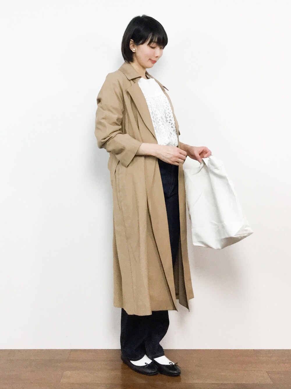 「トレンチコート、ベージュ、大人カジュアル、デニムパンツ、バレエシューズ、シンプルコーデ、ナチュラルスタイル、春コーデ、白ブラウス、レースブラウス」｜「NANO universeの【WEB限定】ウエストリボンラップトレンチ（トレンチコート、ベージュ系）」を使った、三由佳奈さん（レディース・160cm）の春コーディネートの1枚目の写真