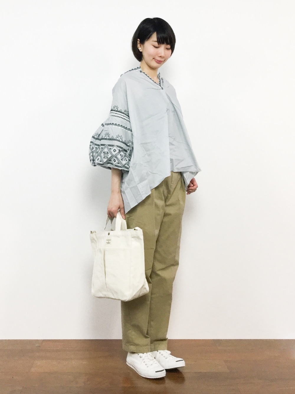 「グレー、ベージュ、大人カジュアル、スニーカーコーデ、チノパンツ、シンプルコーデ、ナチュラルスタイル、春コーデ、刺繍ブラウス、パフスリーブブラウス」｜「JOURNAL STANDARDのシシュウパフスリーブ ブラウス＃（シャツ/ブラウス、グレー系）」を使った、三由佳奈さん（レディース・160cm）の春コーディネートの1枚目の写真