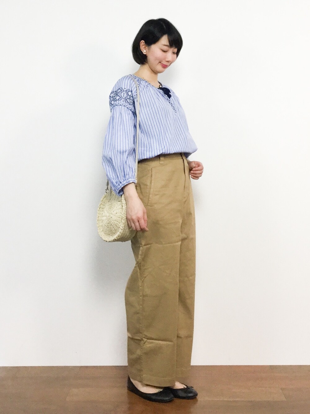 「ブルー、ベージュ、大人カジュアル、バレエシューズ、チノパンツ、シンプルコーデ、ナチュラルスタイル、春コーデ、刺繍ブラウス、ストライプブラウス」｜「SHIPSのエンブロイダリークロスプルオーバー◆（シャツ/ブラウス、ブルー系）」を使った、三由佳奈さん（レディース・160cm）の春コーディネートの1枚目の写真