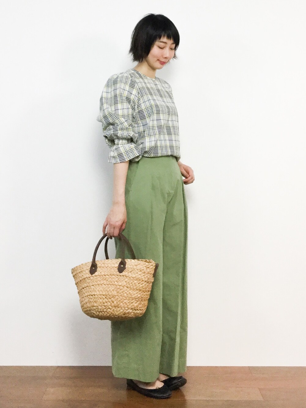 「グレー、大人カジュアル、ワイドパンツ、カーキパンツ、シンプルコーデ、ナチュラルスタイル、春コーデ、夏コーデ、パフスリーブ、チェックブラウス」｜「LOWRYS FARMのサッカーチェックブラウス　784505 （シャツ/ブラウス、イエロー系）」を使った、三由佳奈さん（レディース・160cm）の春コーディネートの1枚目の写真