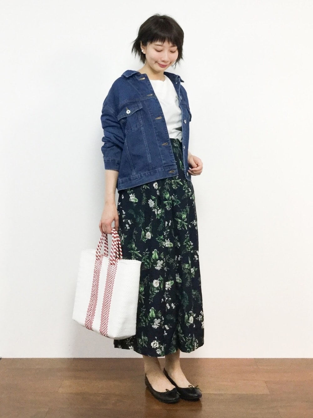 ブルー系のその他パンツ、ブルー系のデニムジャケット、レッド系のかごバッグを着用したレディースの春コーディネートの1枚目の写真