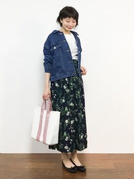 「花柄パンツ」｜「アイテム（デニムジャケット）」を使った、三由佳奈さん（レディース・160cm）の春コーディネート