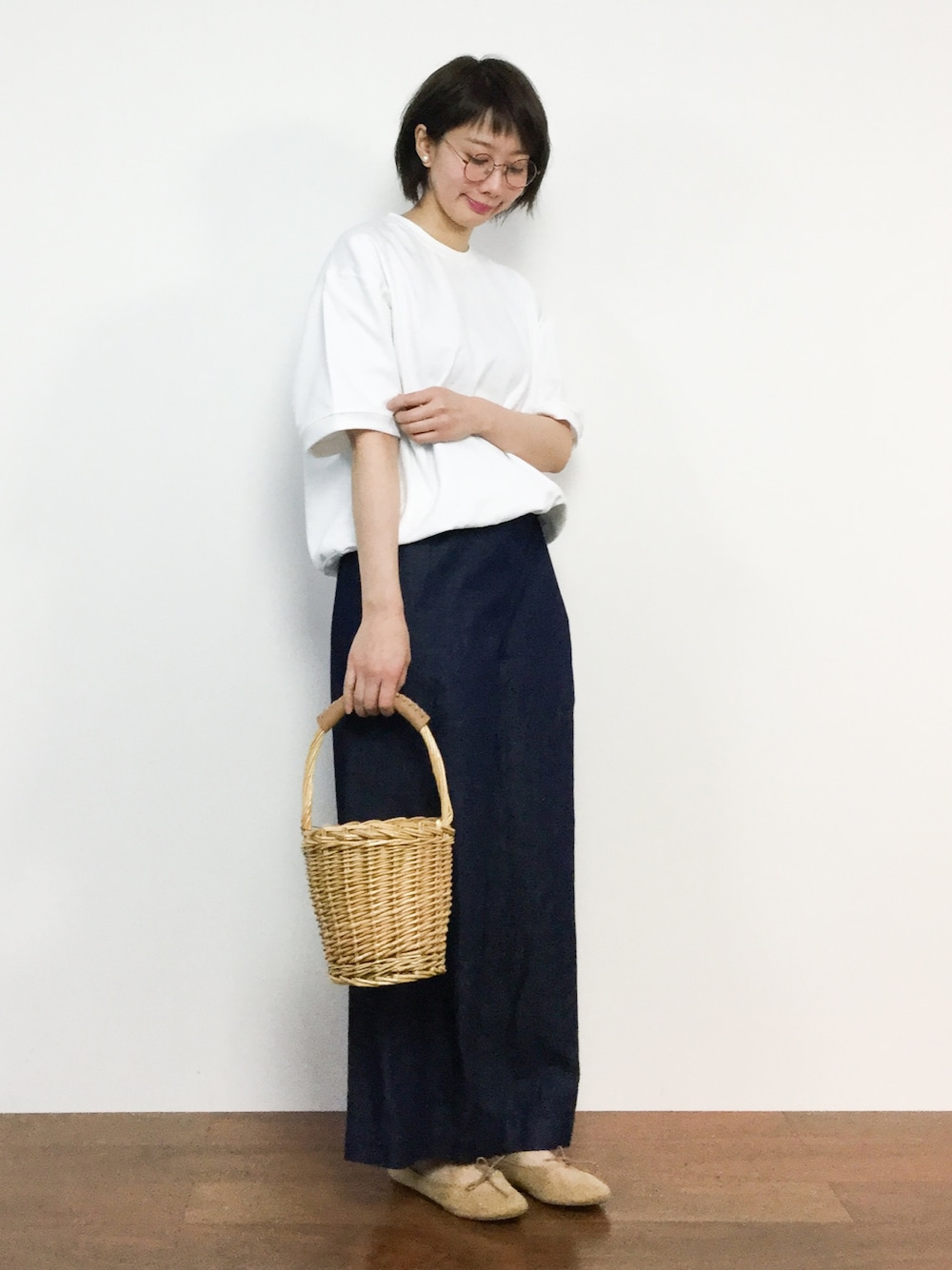 「スウェット、大人カジュアル、ワイドパンツ、デニムパンツ、バレエシューズ、シンプルコーデ、ナチュラルスタイル、かごバッグ、春コーデ、白Tシャツ」｜「FIL DE FERのコットン／リネンデニム　ビッグイージーパンツ（デニムパンツ、ブルー系）」を使った、三由佳奈さん（レディース・160cm）の春コーディネートの1枚目の写真