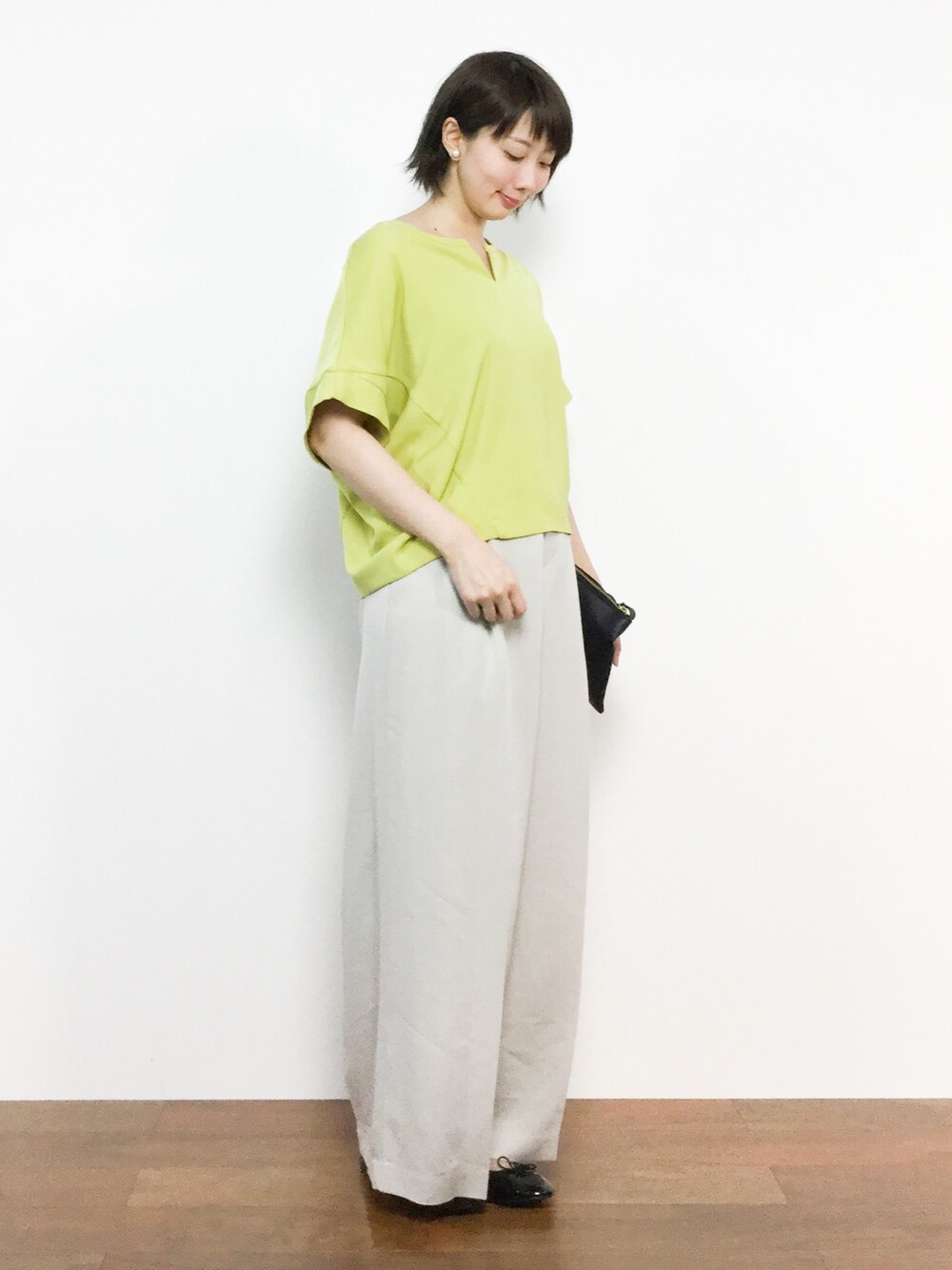 イエロー系のシャツ/ブラウス、ホワイト系のその他パンツを着用したレディースの春コーディネートの1枚目の写真