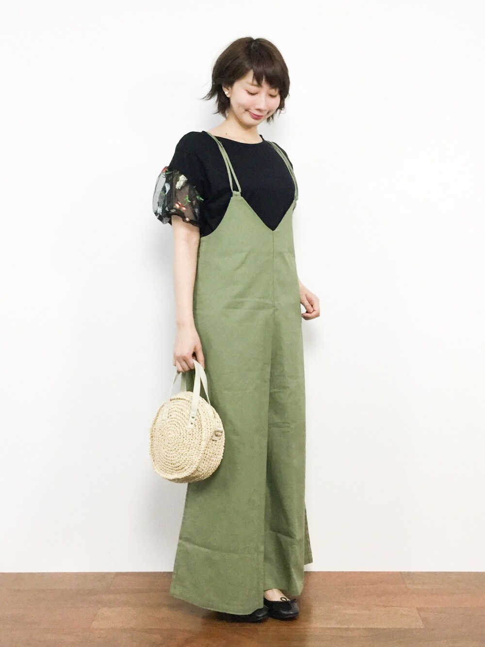 「オールインワン、大人カジュアル、休日スタイル、シンプルコーデ、ナチュラルスタイル、かごバッグ、春コーデ、夏コーデ、黒Tシャツ、レース袖」｜「Settimissimoのコットンキャミソールワイドパンツオールインワン（つなぎ/オールインワン、グリーン系）」を使った、三由佳奈さん（レディース・160cm）の春コーディネートの1枚目の写真