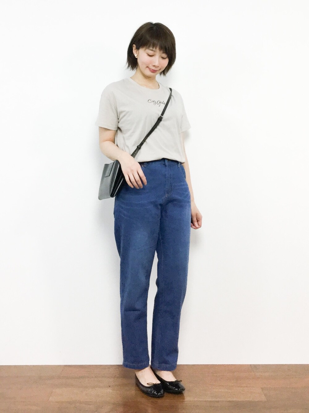 「大人カジュアル、休日スタイル、デニムパンツ、ラフスタイル、シンプルコーデ、ナチュラルスタイル、春コーデ、夏コーデ、ロゴTシャツ、ベージュTシャツ」｜「Crispの【mer6月号掲載商品】デニムパンツ（デニムパンツ、ブルー系）」を使った、三由佳奈さん（レディース・160cm）の春コーディネートの1枚目の写真