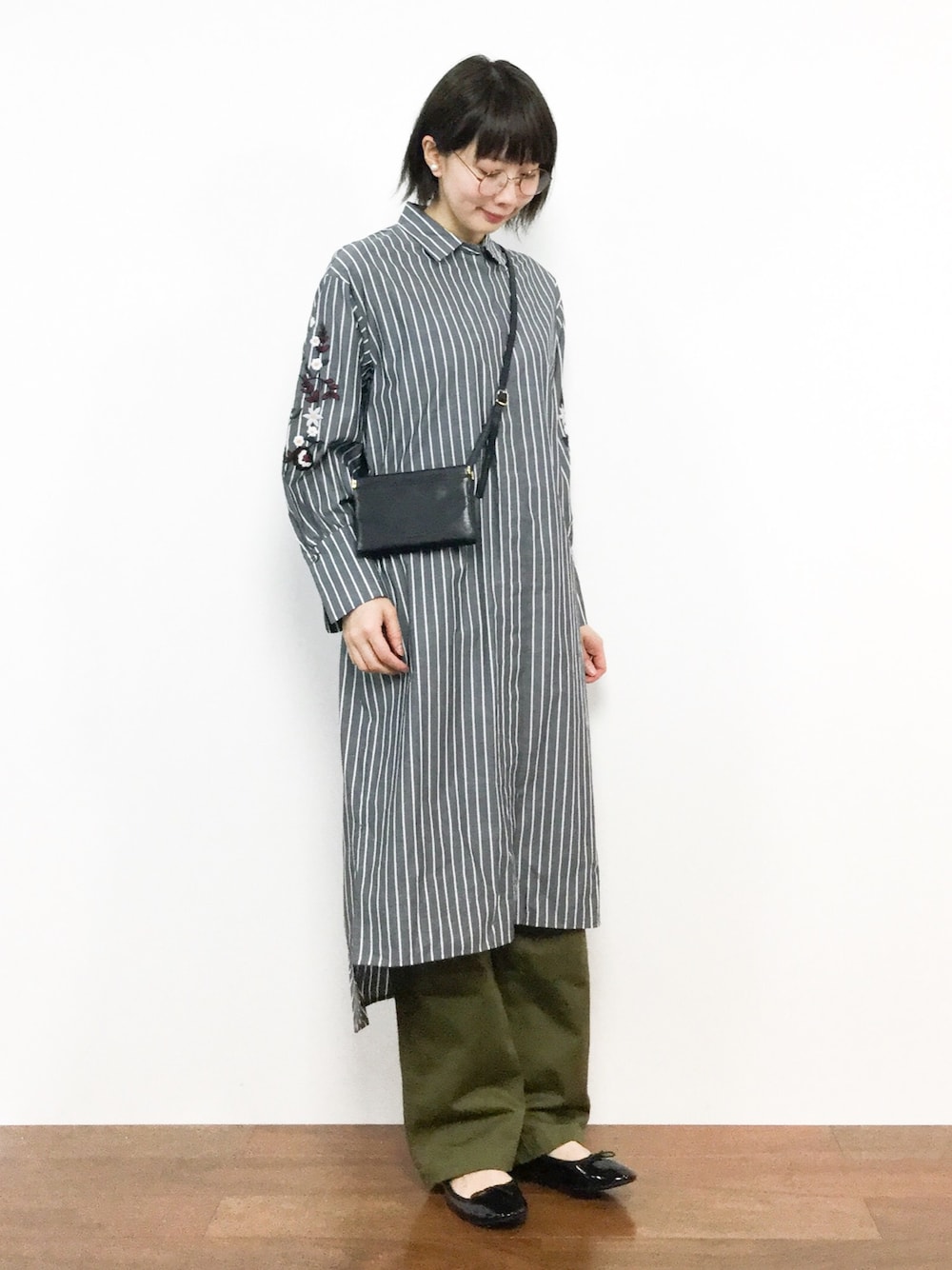「めがね、シャツワンピース、大人カジュアル、ストライプシャツ、カーキパンツ、シンプルコーデ、ナチュラルスタイル、春コーデ、夏コーデ、袖刺繍」｜「NANO universeの【InRed 10月号掲載】 袖刺繍シャツワンピース（シャツワンピース、その他）」を使った、三由佳奈さん（レディース・160cm）の春コーディネートの1枚目の写真