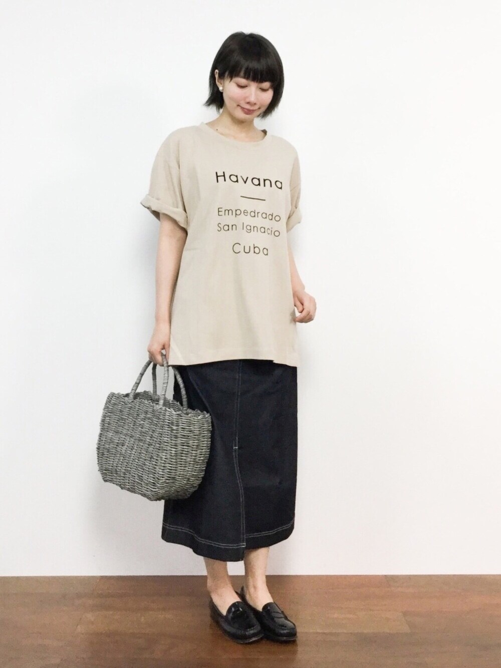 「ネイビー、デニムスカート、大人カジュアル、休日スタイル、シンプルコーデ、ナチュラルスタイル、春コーデ、夏コーデ、ラクチンコーデ、ベージュTシャツ」｜「AMERICAN RAG CIEのAMERICAN RAG CIE フロッキープリント ロゴＴ【WEB限定】（Tシャツ/カットソー、ベージュ系）」を使った、三由佳奈さん（レディース・160cm）の春コーディネートの1枚目の写真