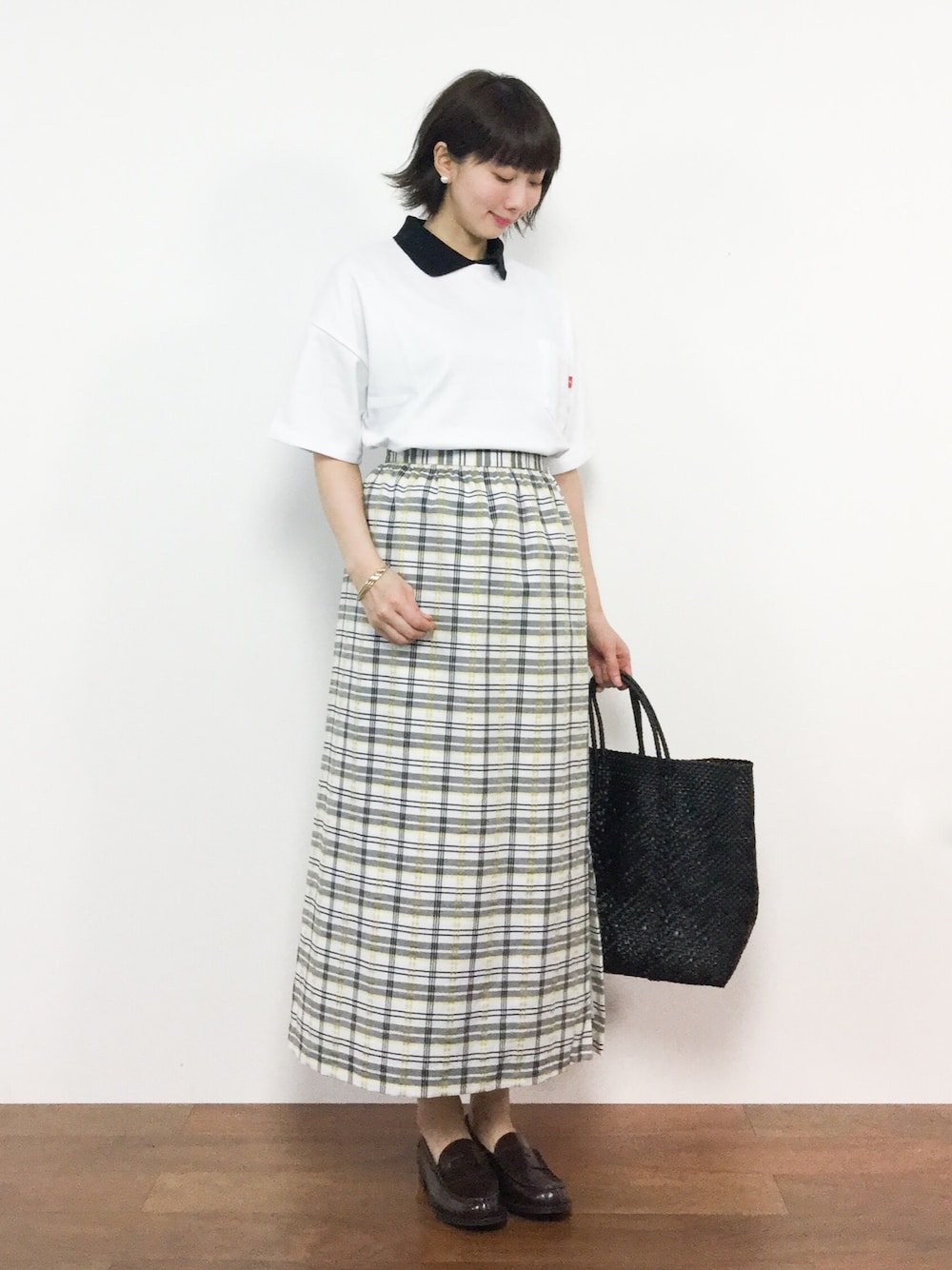 スカートを使った「白ポロシャツ」の人気ファッションコーディネート
