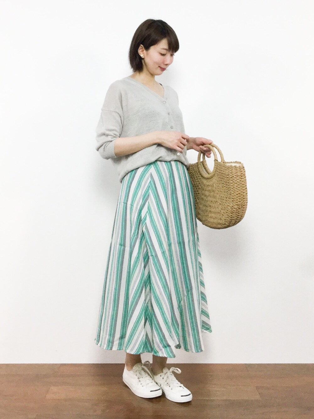 「カーディガン、大人カジュアル、休日スタイル、シンプルコーデ、ナチュラルスタイル、かごバッグ、春コーデ、夏コーデ、ストライプスカート、グレーベージュ」｜「FRAMeWORKのVERSE 2WAY Vネックカーディガン◆（カーディガン/ボレロ、グレー系）」を使った、三由佳奈さん（レディース・160cm）の夏コーディネートの1枚目の写真