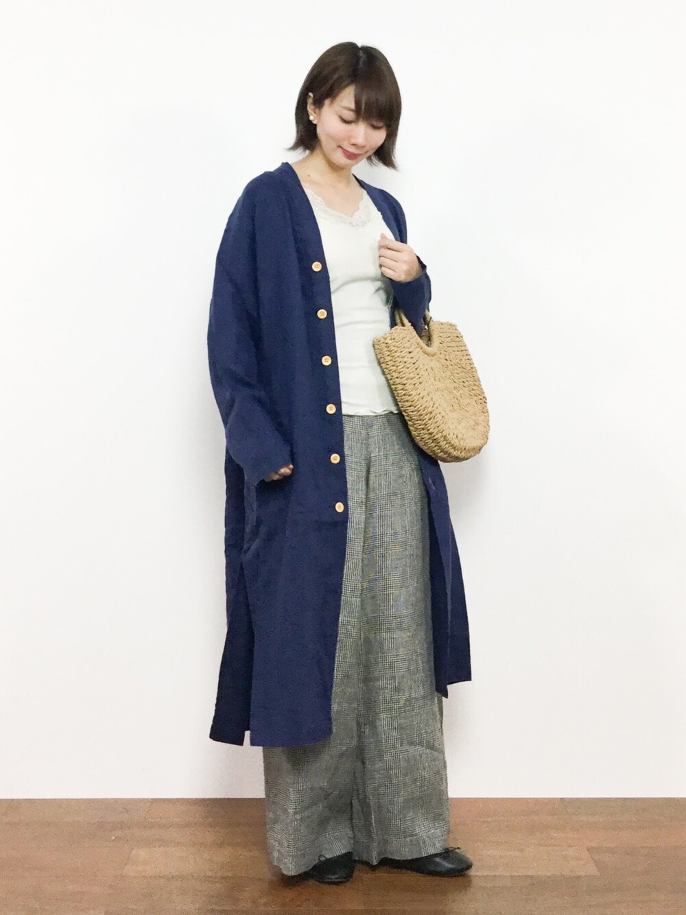 「グレー、大人カジュアル、休日スタイル、チェックパンツ、スプリングコート、シンプルコーデ、ナチュラルスタイル、かごバッグ、春コーデ、ロングガウン」｜「FRAPBOISのベールガウン（その他アウター、ブルー系）」を使った、三由佳奈さん（レディース・160cm）の夏コーディネートの1枚目の写真