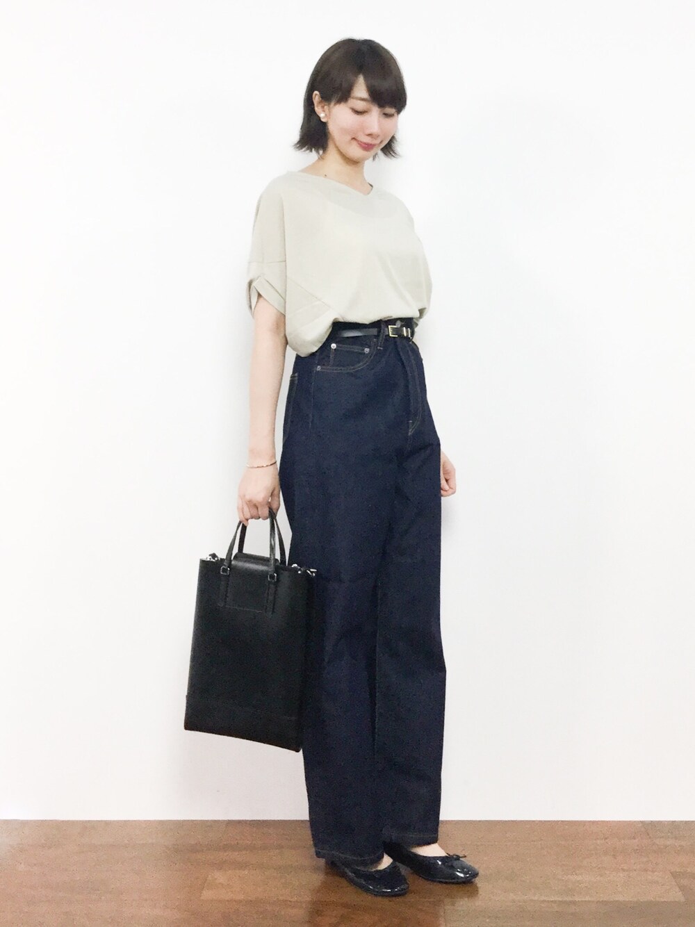 「大人カジュアル、休日スタイル、デニムパンツ、ラフスタイル、インディゴデニム、シンプルコーデ、ナチュラルスタイル、春コーデ、夏コーデ、ベージュTシャツ」｜「YAHKIのYAHKI　YH-158（トートバッグ、ブラック系）」を使った、三由佳奈さん（レディース・160cm）の夏コーディネートの1枚目の写真