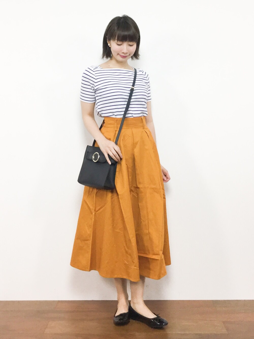 パープル系のTシャツ/カットソー、ブラック系のショルダーバッグ、イエロー系のスカートを着用したレディースの夏コーディネートの1枚目の写真