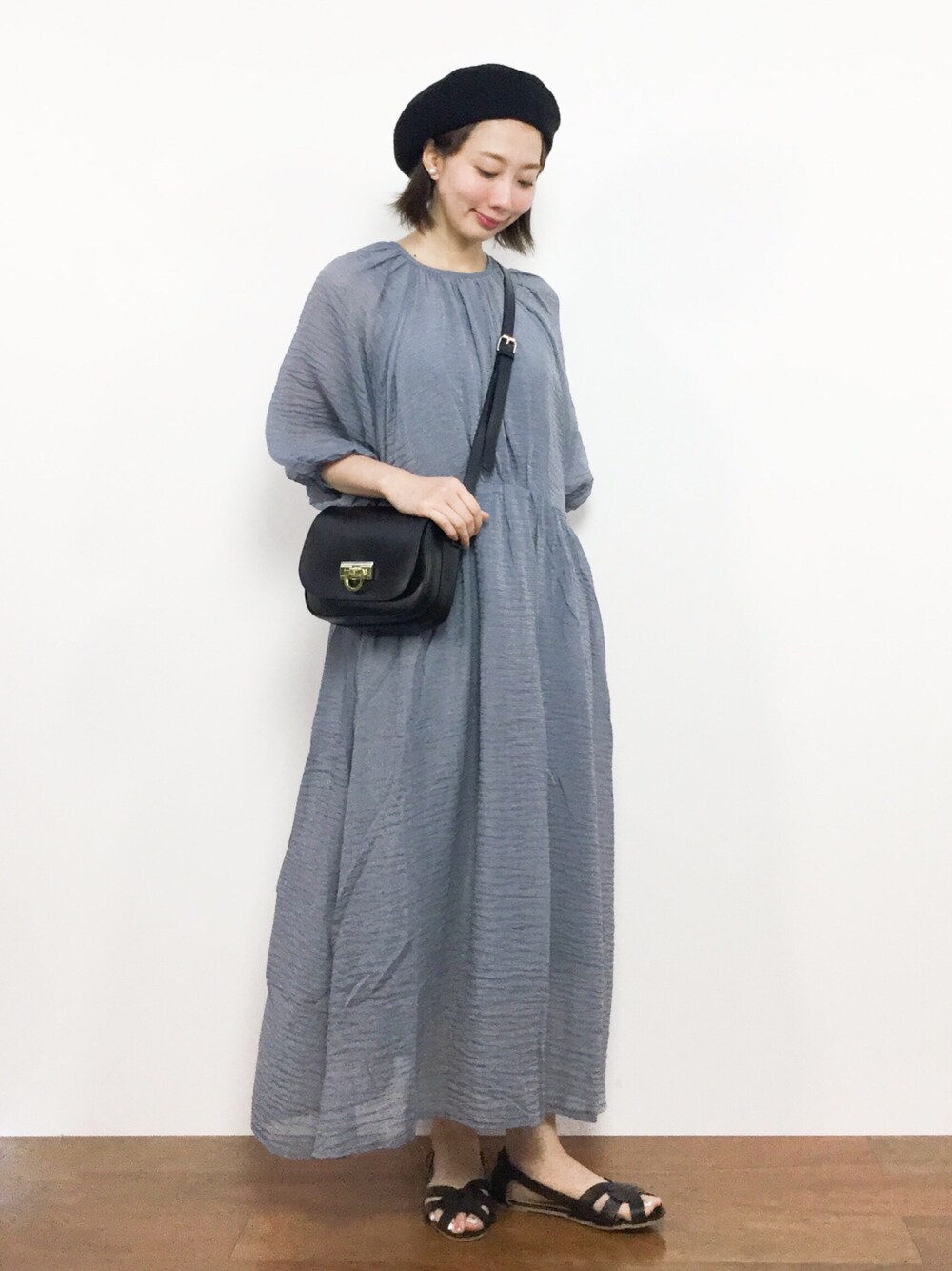 「大人カジュアル、休日スタイル、ロングワンピース、シンプルコーデ、ナチュラルスタイル、夏コーデ、マキシ丈ワンピース、ラクチンコーデ、サマーベレー、グレーワンピース」｜「merlot plusのラメジョーゼットワンピース7561（ワンピース、ブルー系）」を使った、三由佳奈さん（レディース・160cm）の夏コーディネートの1枚目の写真