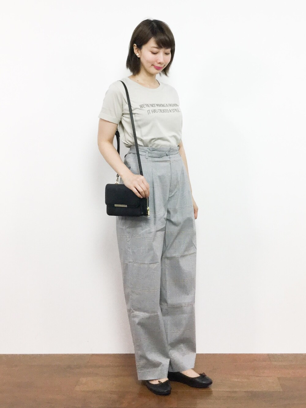 「グレー、ワイドパンツ、きれいめカジュアル、シンプルコーデ、ナチュラルスタイル、夏コーデ、ロゴTシャツ、オトナカジュアル、ベージュTシャツ、グレンチェックパンツ」｜「NATURAL BEAUTY BASICのマルチウォレットショルダー（ショルダーバッグ、ブラック系）」を使った、三由佳奈さん（レディース・160cm）の夏コーディネートの1枚目の写真