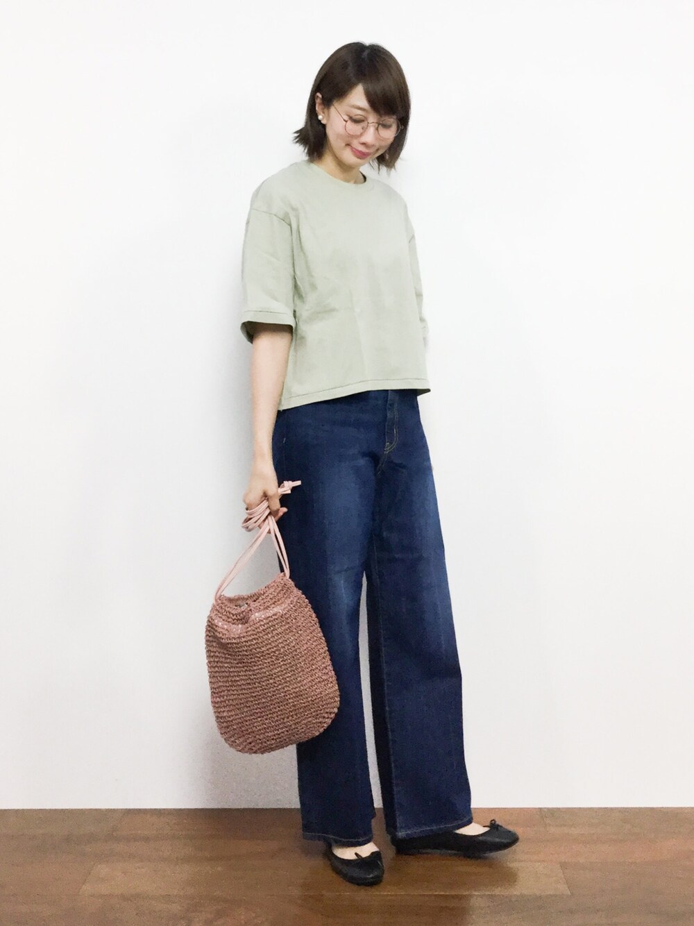 「めがね、大人カジュアル、休日スタイル、ワイドパンツ、デニムパンツ、ラフスタイル、シンプルコーデ、ナチュラルスタイル、夏コーデ、ベージュTシャツ」｜「SENSE OF PLACE by URBAN RESEARCHのペーパー巾着（ハンドバッグ、ベージュ系）」を使った、三由佳奈さん（レディース・160cm）の夏コーディネートの1枚目の写真