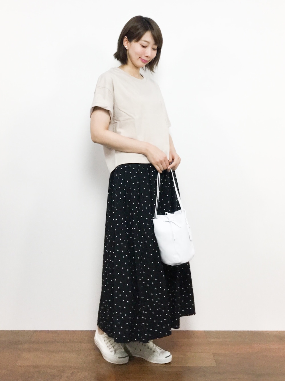 「大人カジュアル、スニーカーコーデ、休日スタイル、シンプルコーデ、ナチュラルスタイル、夏コーデ、ラクチンコーデ、ピンクベージュ、ドットスカート、ベージュTシャツ」｜「mysticのポケットT（Tシャツ/カットソー、ベージュ系）」を使った、三由佳奈さん（レディース・160cm）の夏コーディネートの1枚目の写真