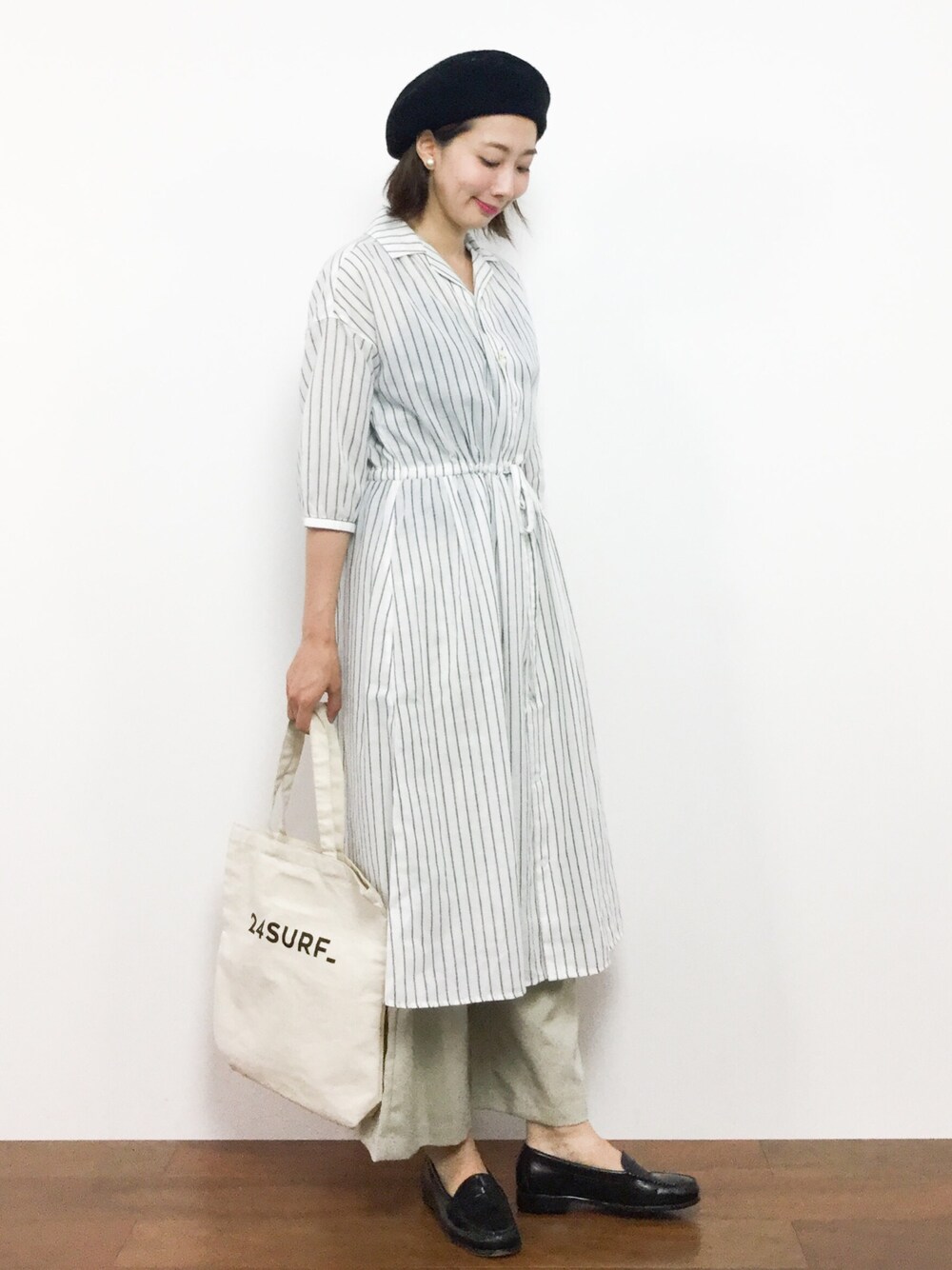 ホワイト系のシャツワンピースを着用したレディースの夏コーディネートの1枚目の写真