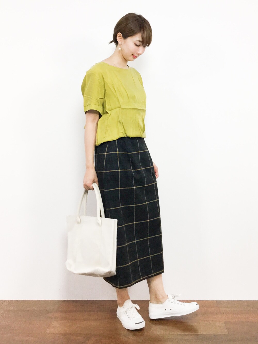 イエロー系のシャツ/ブラウス、グリーン系のスカートを着用したレディースの秋コーディネートの1枚目の写真