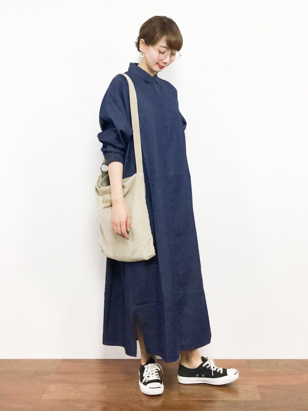 ベージュ系のトートバッグ、ブルー系のシャツワンピースを着用したレディースの秋コーディネートの1枚目の写真