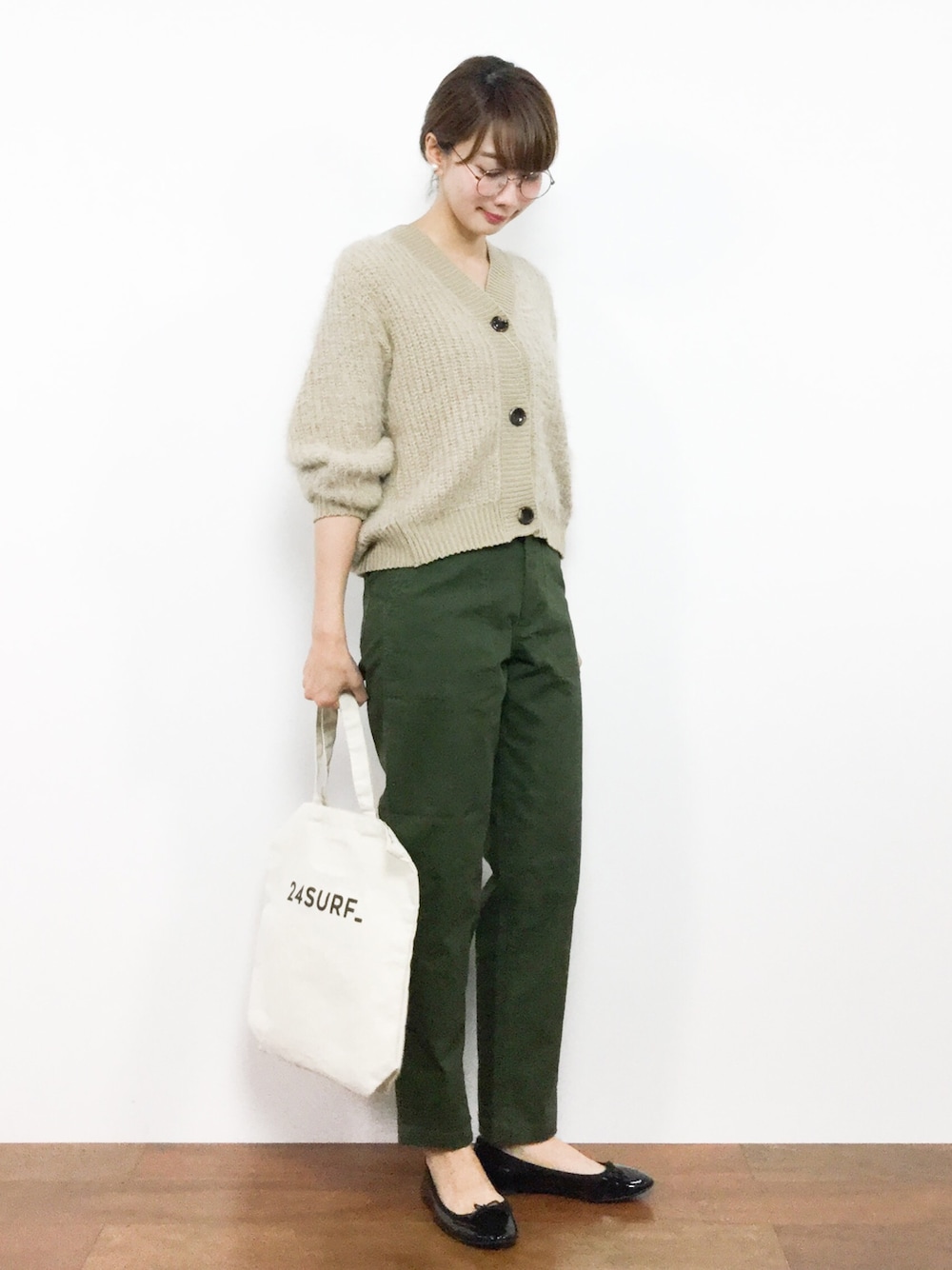 ホワイト系のカーディガン/ボレロ、グリーン系のその他パンツを着用したレディースの秋コーディネートの1枚目の写真