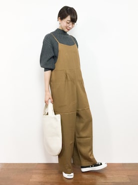 「グレーニット」｜「アイテム（オールインワン・サロペット）」を使った、三由佳奈さん（レディース・160cm）の秋コーディネート