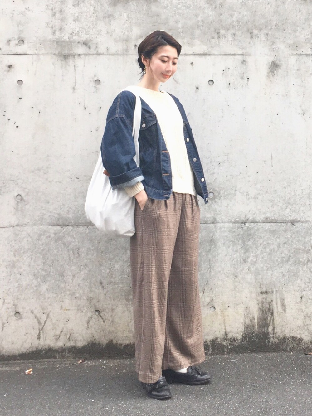 「秋のコーデ、ゆるコーデ、冬コーデ、ootd、大人カジュアル、シンプルコーデ、ナチュラルスタイル、休日スタイル、デニムジャケット、オトナカジュアル」｜「rpsの前後ＶネックＧジャン（デニムジャケット、ブルー系）」を使った、三由佳奈さん（レディース・160cm）の秋コーディネートの1枚目の写真