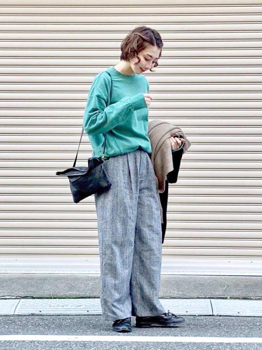 「冬コーデ、スウェット、グレンチェック柄パンツ、大人カジュアル、シンプルコーデ、ナチュラルスタイル、休日スタイル、ラフスタイル、ootd、プチプラ」｜「IEDITのＩＥＤＩＴヴィンテージライクな味わいのあるビッグスウェット/トレーナー（スウェット、グリーン系）」を使った、三由佳奈さん（レディース・160cm）の冬コーディネートの1枚目の写真