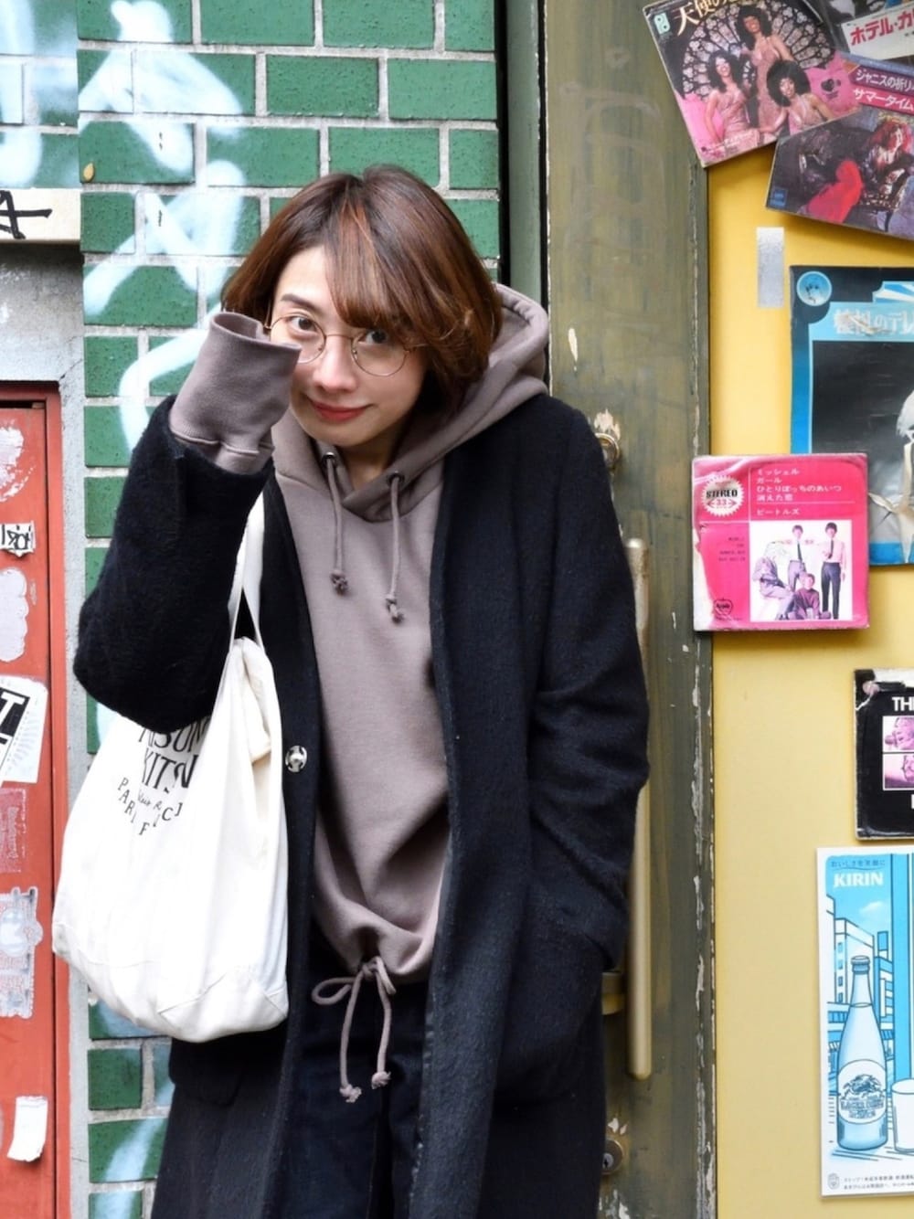 「冬コーデ、大人カジュアル、シンプルコーデ、ナチュラルスタイル、パーカー、ノーカラーコート、めがね、ラフスタイル、ラクチンコーデ、デニムパンツ」｜「mysticの起毛スウェットパーカー（パーカー、グレー系）」を使った、三由佳奈さん（レディース・160cm）の冬コーディネートの1枚目の写真