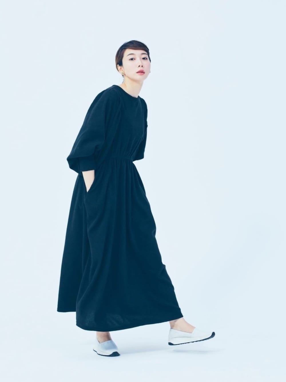「冬コーデ、春コーデ、ロングワンピース、黒ワンピース、モノトーンコーデ、大人カジュアル、シンプルコーデ、ナチュラルスタイル、ブラック、ootd」｜「merry jennyのボリュームスリーブフリースワンピース（ワンピース、ブラック系）」を使った、三由佳奈さん（レディース・160cm）の冬コーディネートの1枚目の写真