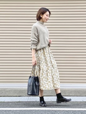 「小花柄ワンピース」｜「アイテム（ニット/セーター）」を使った、三由佳奈さん（レディース・160cm）の冬コーディネート