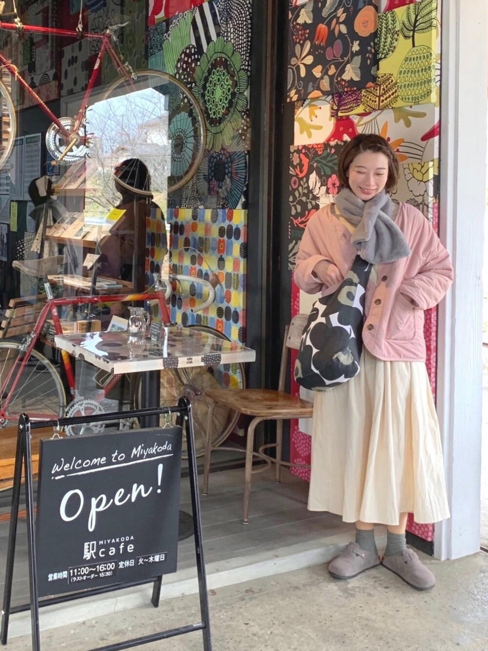 「冬コーデ、大人カジュアル、春コーデ、キルティングジャケット、ロングワンピース、シンプルコーデ、ナチュラルスタイル、ラクチンコーデ、ootd、休日コーデ」｜「SEVENDAYS=SUNDAYの・リバーシブルキルティングショートコート●（ミリタリージャケット、ピンク系）」を使った、三由佳奈さん（レディース・160cm）の冬コーディネートの1枚目の写真