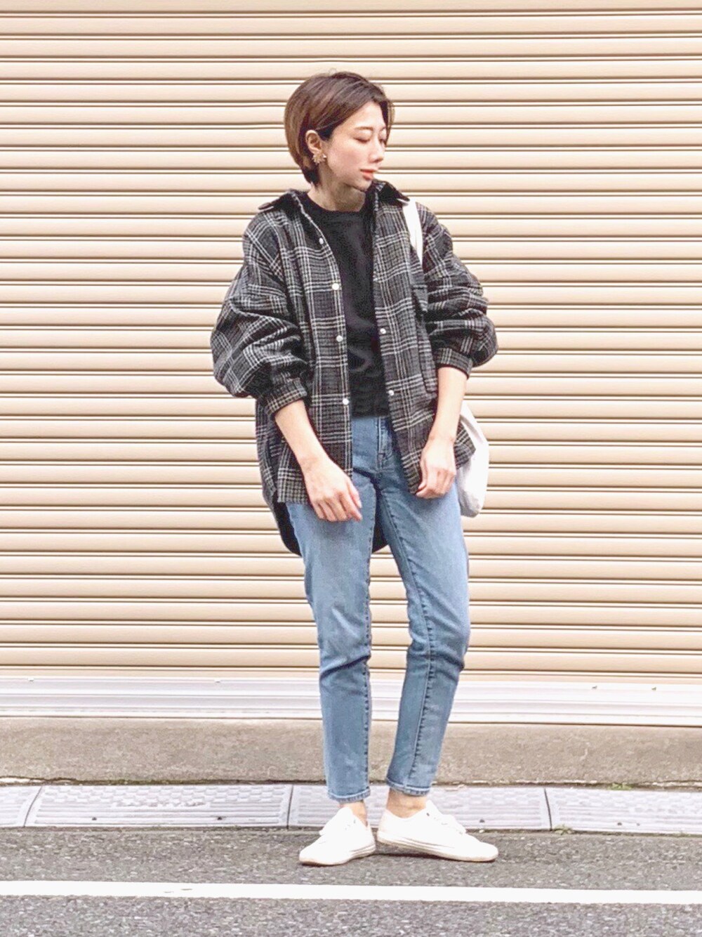 「大人カジュアル、シンプルコーデ、カジュアルコーデ、休日スタイル、ビッグシルエット、チェックシャツ、ootd、スニーカーコーデ、ラフスタイル、メンズライク」｜「neosの【neos -addictive design-LD】ワイドシルエット チェックシャツ（シャツ/ブラウス、ブラック系）」を使った、三由佳奈さん（レディース・160cm）の冬コーディネートの1枚目の写真