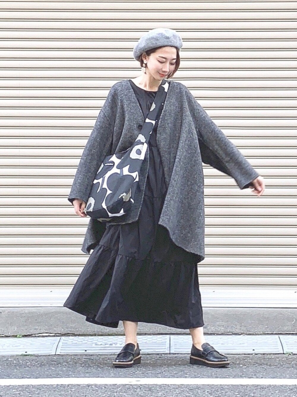 「大人カジュアル、春コーデ、冬コーデ、ロングワンピース、モノトーンコーデ、ベレー帽、ootd、シンプルコーデ、ナチュラルスタイル、ゆるコーデ」｜「B:MING by BEAMSの【VERY12月号掲載】ビーミング by ビームス / バスク ベレー帽（ハンチング/ベレー帽、グレー系）」を使った、三由佳奈さん（レディース・160cm）の冬コーディネートの1枚目の写真