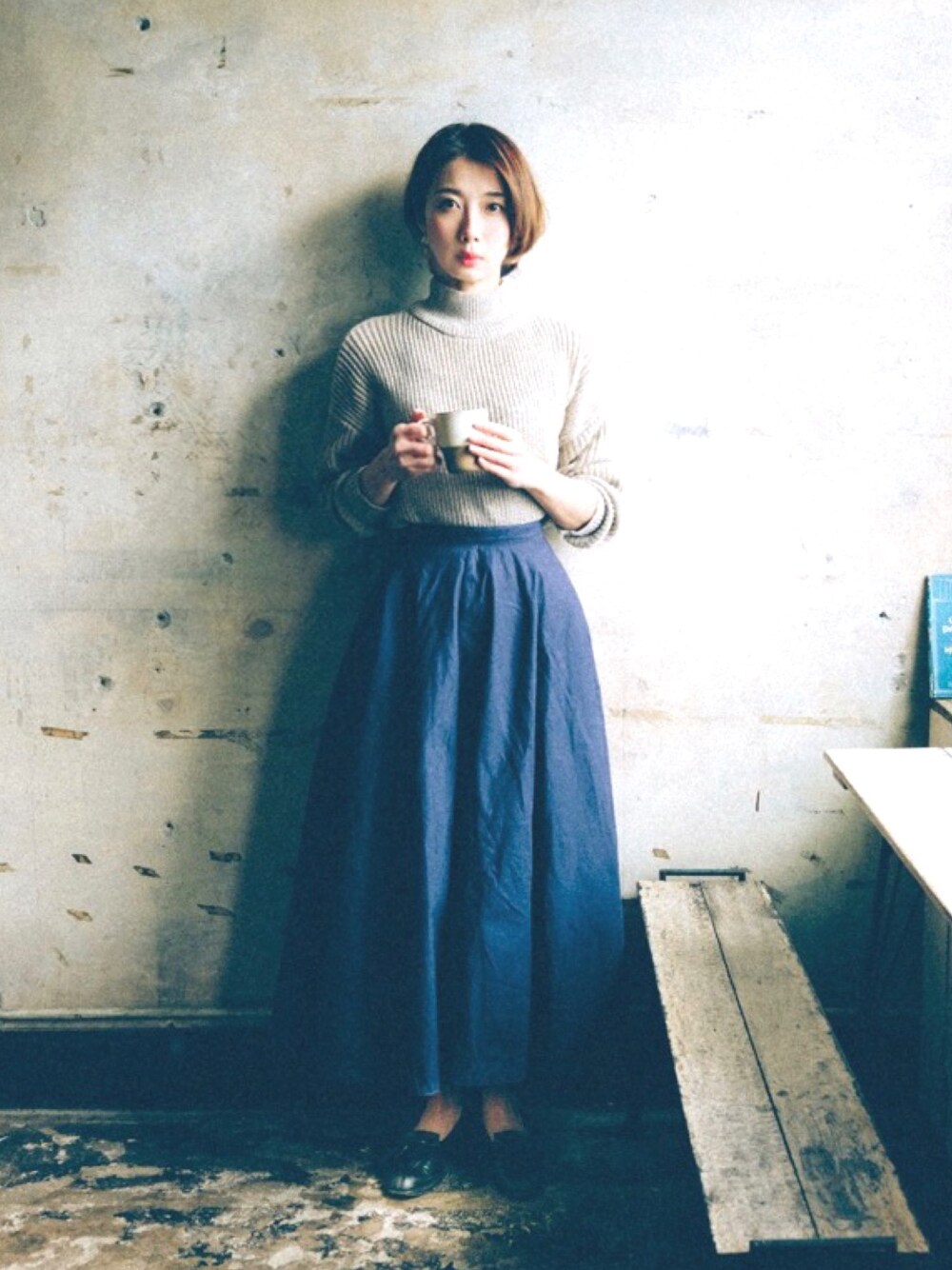 「大人カジュアル、春コーデ、ロングスカート、シンプルコーデ、ナチュラルスタイル、ootd、outfit、オトナカジュアル、きれいめカジュアル、休日スタイル」｜「AMERICAN HOLICの・ハイネックローゲージニットプルオーバー（ニット/セーター、ベージュ系）」を使った、三由佳奈さん（レディース・160cm）の冬コーディネートの1枚目の写真