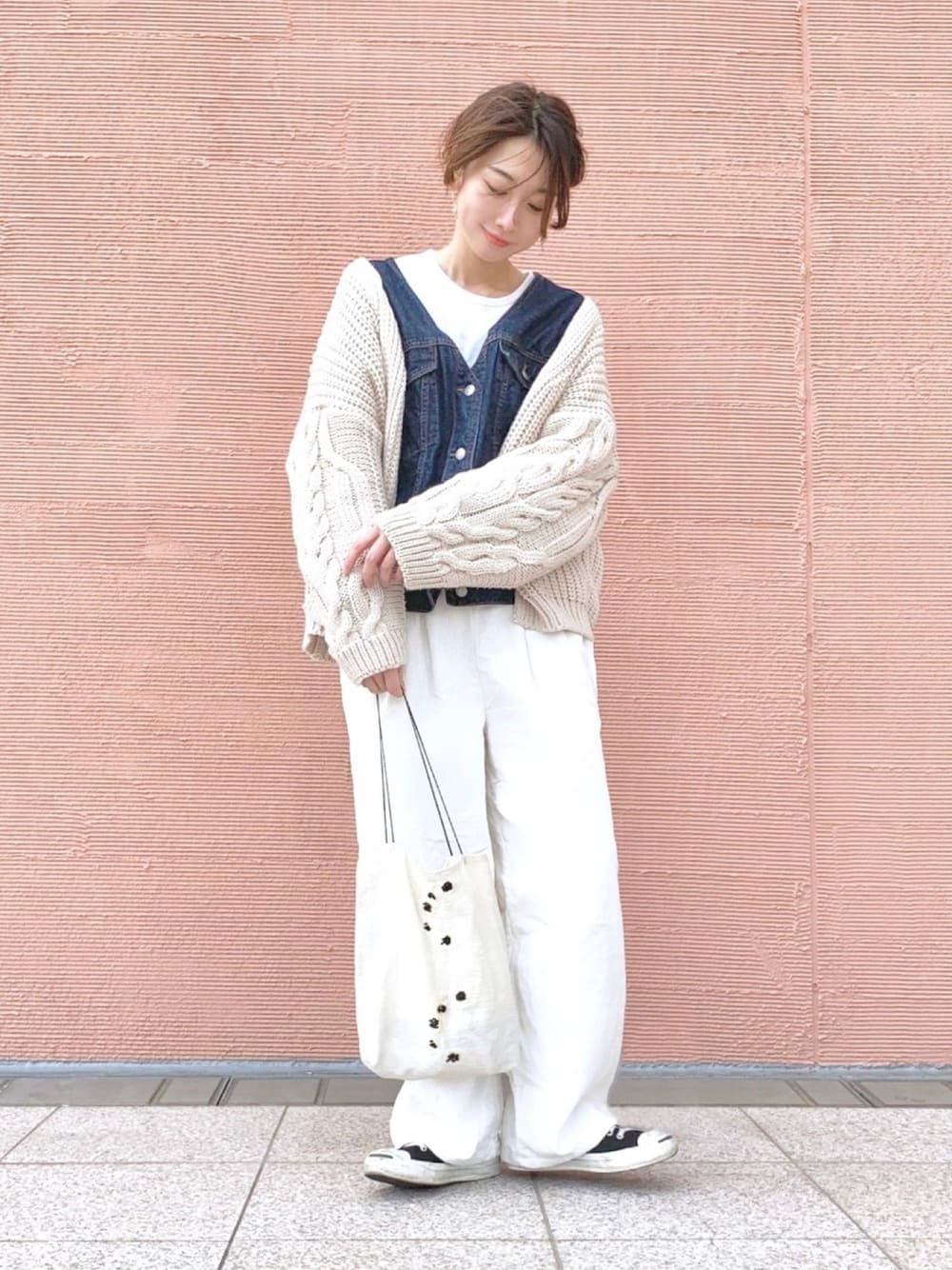 「大人カジュアル、シンプルコーデ、ナチュラルスタイル、レイヤードstyle、スニーカーコーデ、ワイドパンツ、ootd、ラフスタイル、ゆるコーデ、春コーデ」｜三由佳奈さん（レディース・160cm）の冬コーディネートの1枚目の写真