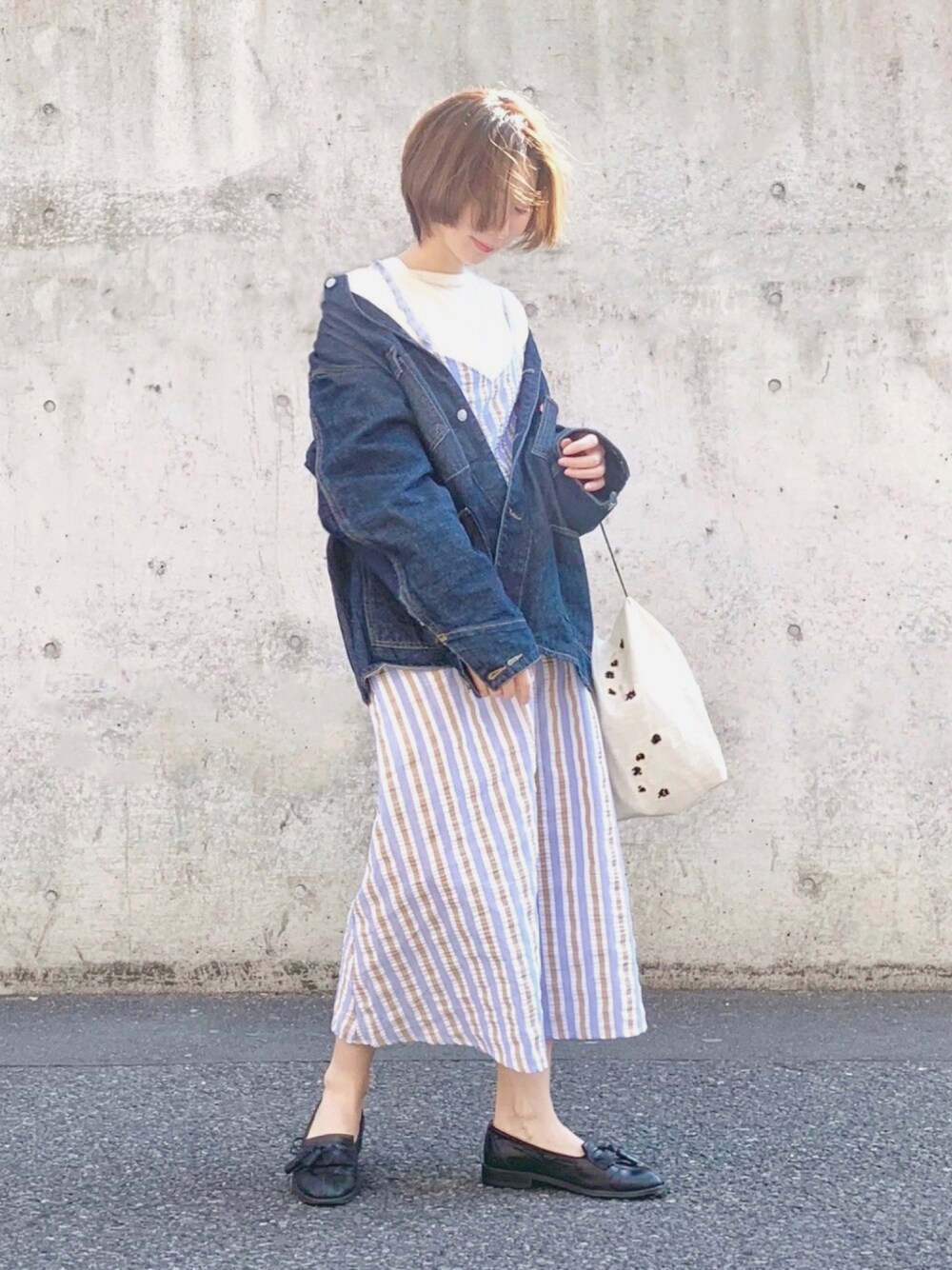 「大人カジュアル、シンプルコーデ、ナチュラルスタイル、休日スタイル、ゆるコーデ、春コーデ、ootd、ロングワンピース、デニムジャケット、カジュアルコーデ」｜「ZOZOのホールガーメントボートネックニットプルオーバー（パターンオーダー）／ホワイト[WOMEN]（ニット/セーター、ホワイト系）」を使った、三由佳奈さん（レディース・160cm）の冬コーディネートの1枚目の写真