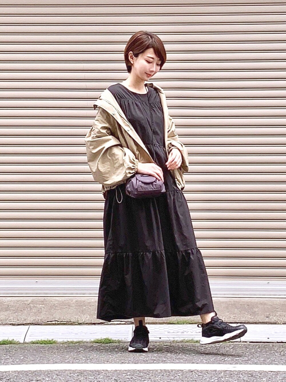 「大人カジュアル、シンプルコーデ、ナチュラルスタイル、休日スタイル、ゆるコーデ、ラクチンコーデ、ロングワンピース、スニーカーコーデ、ootd、outfit」｜「tiptopの【ZOZOTOWN限定カラー登場】ボリュームマウンテンパーカー（マウンテンパーカー、ベージュ系）」を使った、三由佳奈さん（レディース・160cm）の春コーディネートの1枚目の写真
