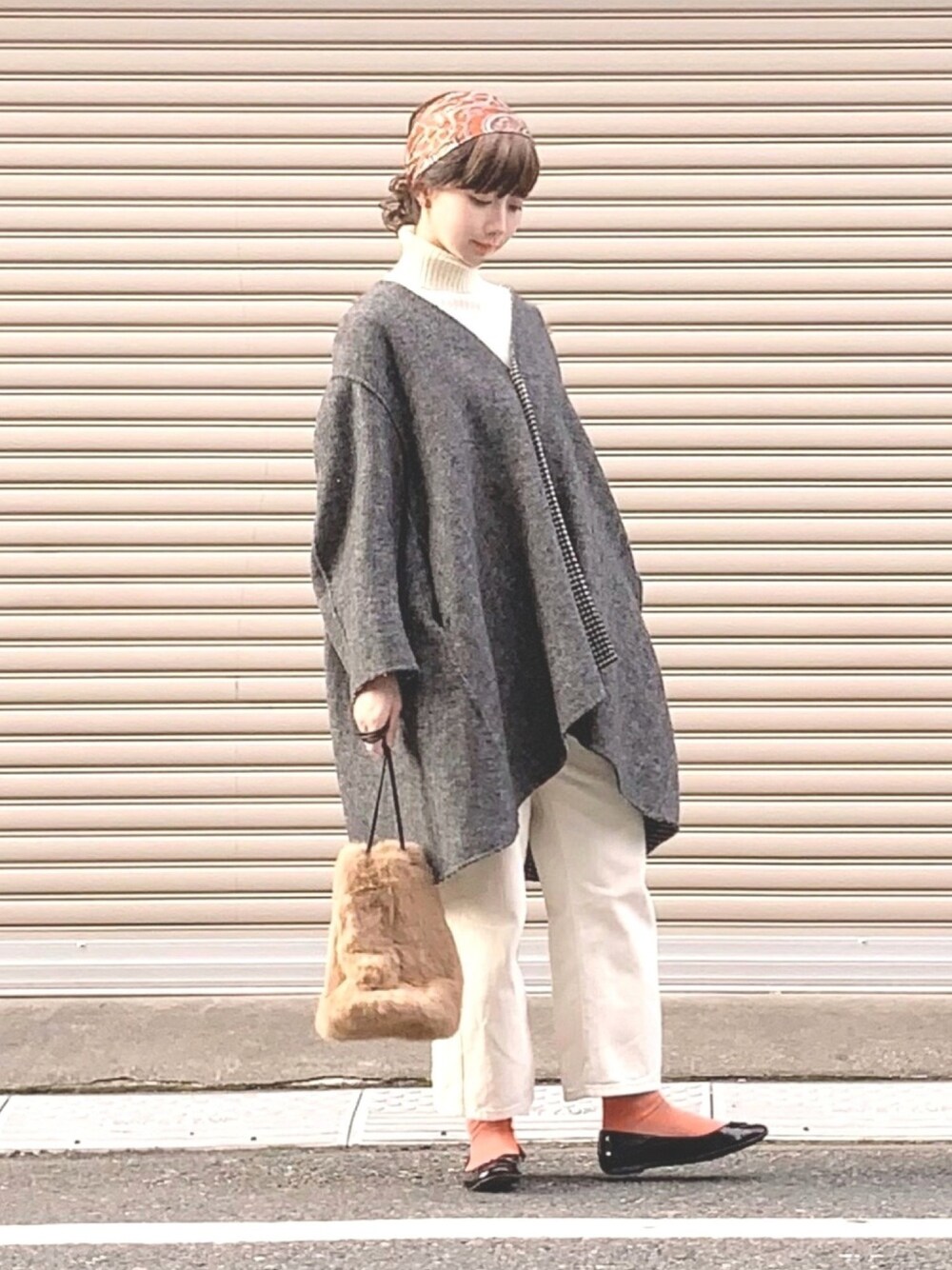 「冬アウター着回しチャレンジ、大人カジュアル、シンプル、おしゃれさんと繋がりたい、ビッグシルエット、プチプラ、ゆるコーデ、ootd、オトナカジュアル、冬コーデ」｜「COLONY 2139のポットスカーフ（バンダナ/スカーフ、レッド系）」を使った、三由佳奈さん（レディース・160cm）の冬コーディネートの1枚目の写真