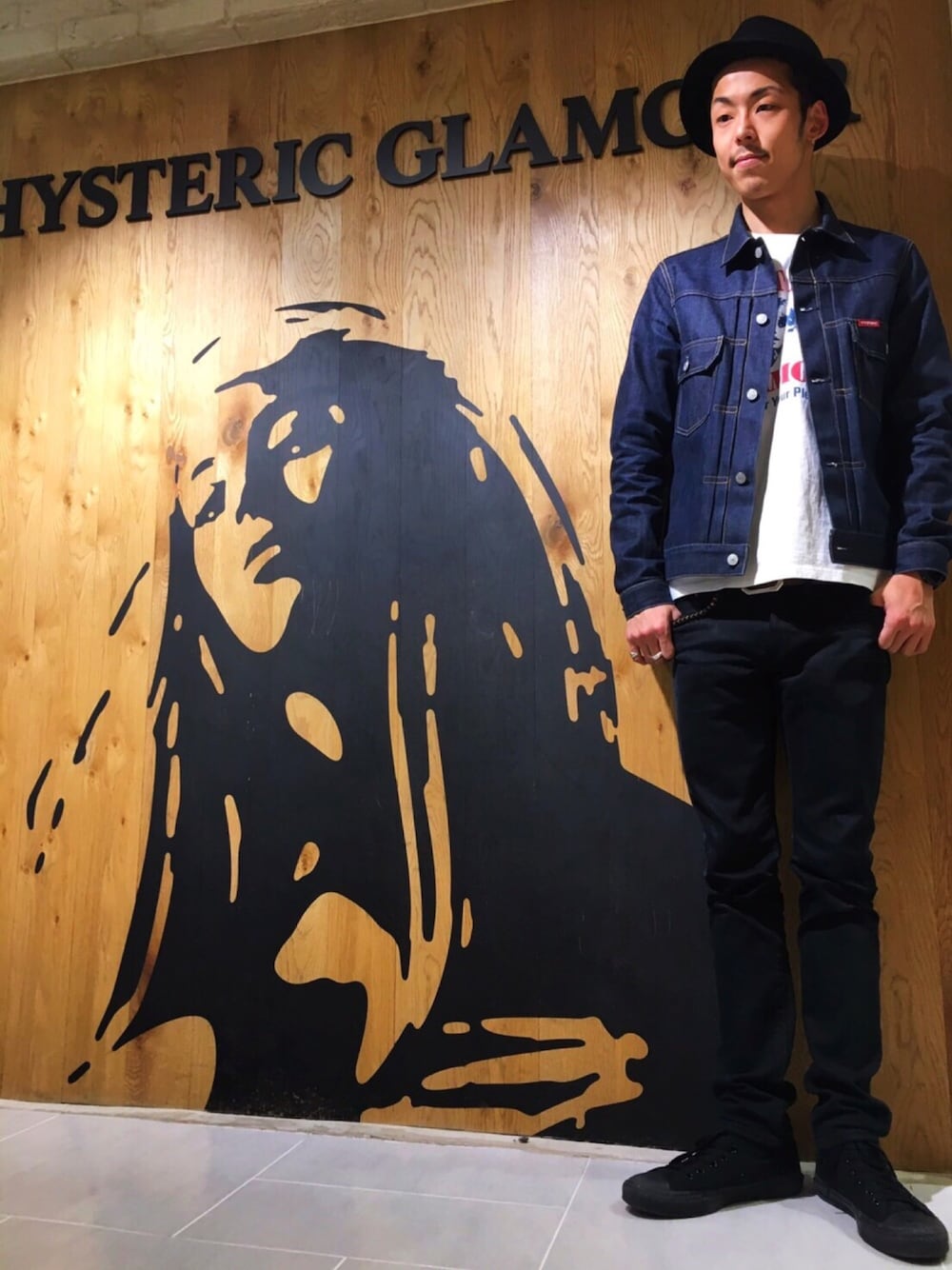 「Hysteric Glamour、ヒステリックグラマー、Gジャン、デニムジャケット、コンバース、スキニー、きれいめカジュアル、カジュアル」｜「HYSTERIC GLAMOURのRAWデニム 2ND TYPE Gジャン（デニムジャケット、ブルー系）」を使った、森 拓巳さん（メンズ・176cm）の冬コーディネートの1枚目の写真