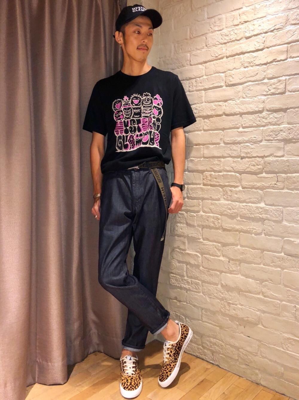 「デニム、カジュアル、シンプル、キャップ、Tシャツ、ストリート、大人カジュアル、Hysteric Glamour、柄物、ヒステリックグラマー」｜「HYSTERIC GLAMOURのHYS SYMBOL LOGO 刺繍キャップ（キャップ、ブラック系）」を使った、森 拓巳さん（メンズ・176cm）の夏コーディネートの1枚目の写真