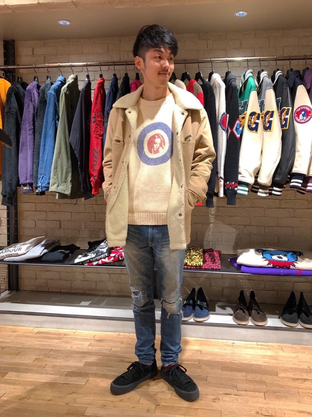 「スニーカー、デニム、スキニー、冬コーデ、Hysteric Glamour、カジュアルコーデ、ヒステリックグラマー、ニットコーデ、冬アウター」｜「HYSTERIC GLAMOURのKPR加工ISKOリメイクスリムデニムパンツ（デニムパンツ、ブルー系）」を使った、森 拓巳さん（メンズ・176cm）の冬コーディネートの1枚目の写真
