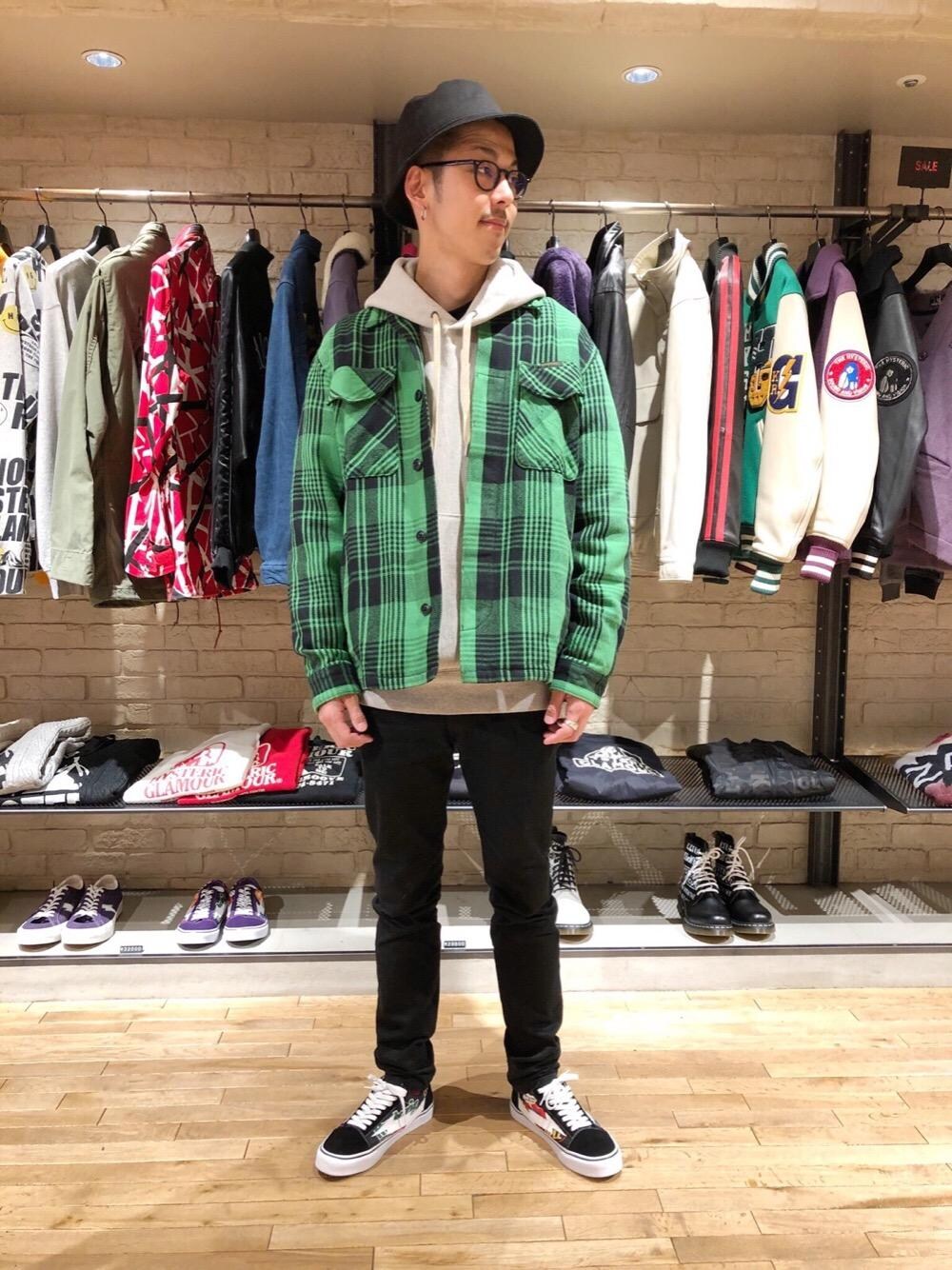 「スニーカー、パーカー、チェック柄、Hysteric Glamour、春コーデ、カジュアルコーデ、ヒステリックグラマー、ストリートコーデ、アメカジコーデ」｜「HYSTERIC GLAMOURのストレッチデニムスリムパンツ（デニムパンツ、ブラック系）」を使った、森 拓巳さん（メンズ・176cm）の冬コーディネートの1枚目の写真