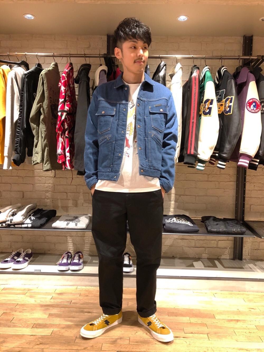 「デニム、Tシャツ、ワイドパンツ、Hysteric Glamour、カジュアルコーデ、ヒステリックグラマー、アメカジコーデ」｜「HYSTERIC GLAMOURのミリタリーチノパンツ（チノパンツ、ブラック系）」を使った、森 拓巳さん（メンズ・176cm）の冬コーディネートの1枚目の写真