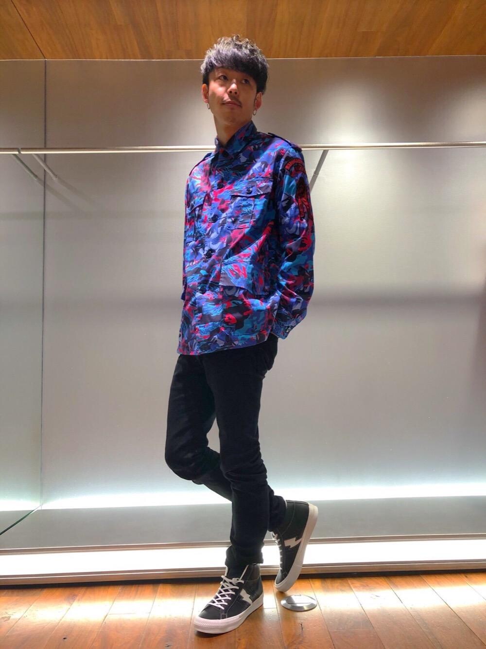 「スキニー、迷彩、長袖シャツ、総柄、Hysteric Glamour、春コーデ、ヒステリックグラマー、ストリートコーデ、アメカジコーデ」｜「HYSTERIC GLAMOURのストレッチデニムスリムパンツ（デニムパンツ、ブラック系）」を使った、森 拓巳さん（メンズ・176cm）の春コーディネートの1枚目の写真