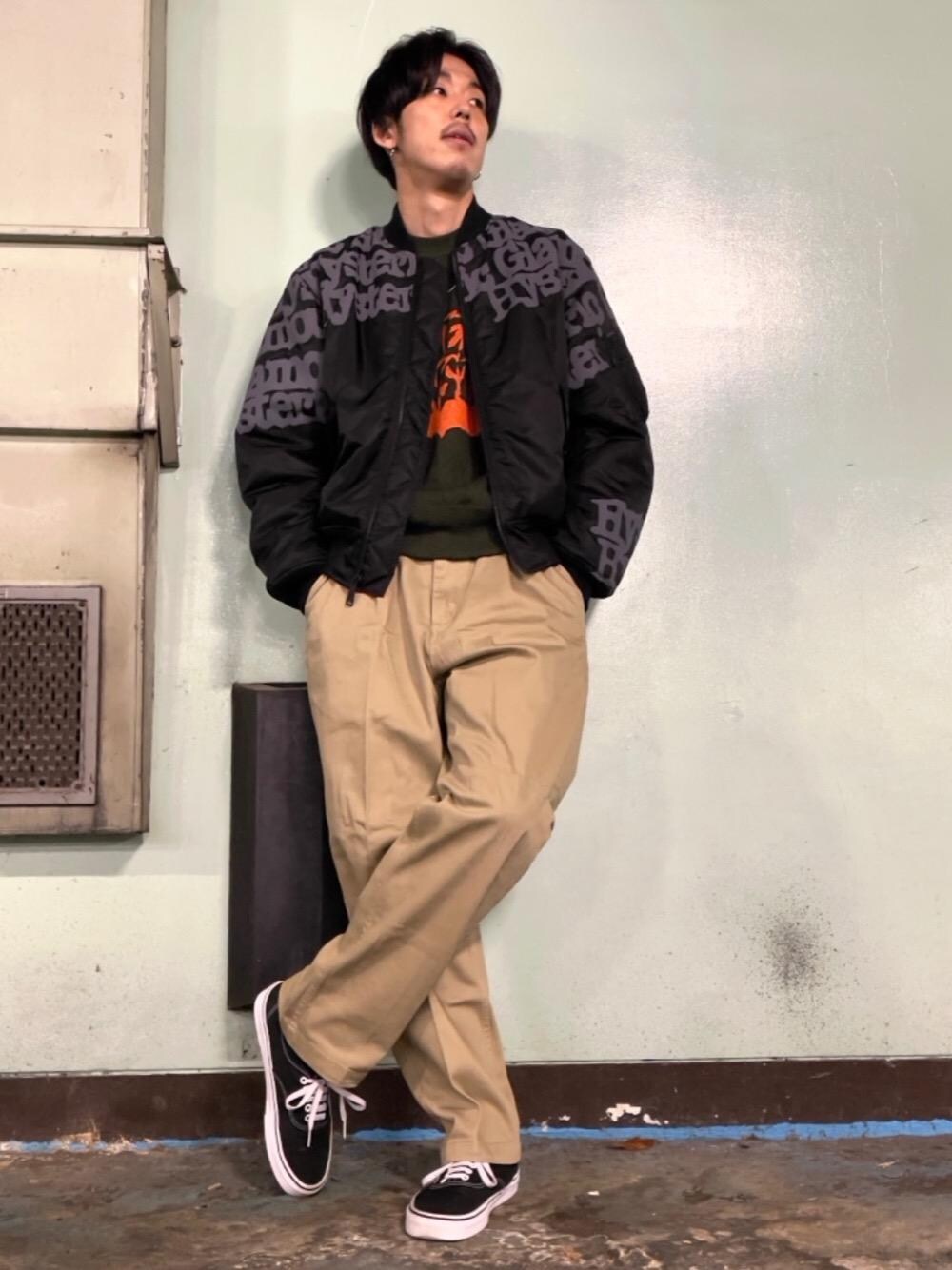 「カジュアルコーデ、ヒステリックグラマー、アメカジコーデ、hysteric glamour」｜「HYSTERIC GLAMOURのTYPE LOGO MA-1ジャケット（MA-1、ブラック系）」を使った、森 拓巳さん（メンズ・176cm）の秋コーディネートの1枚目の写真