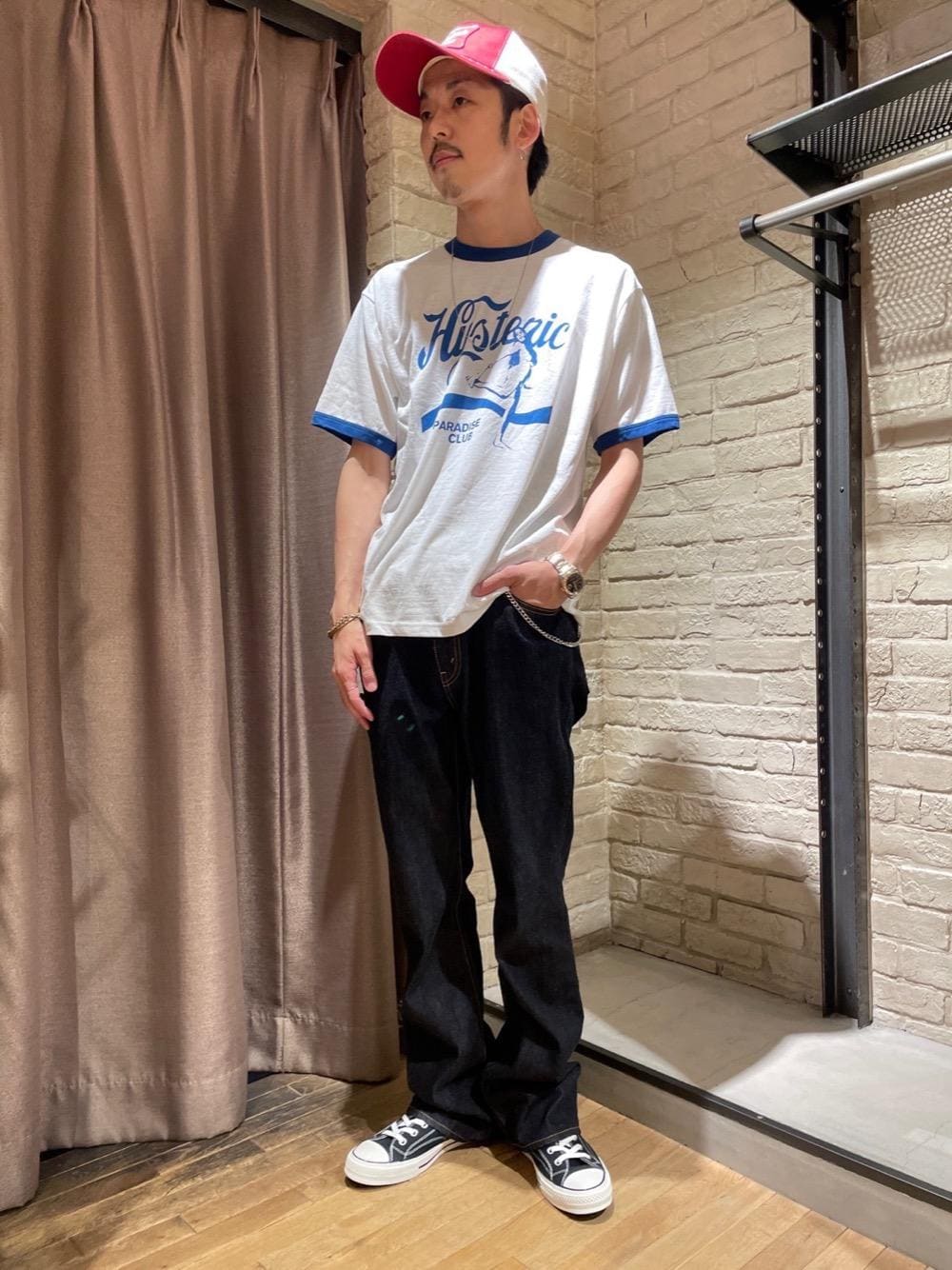 「フレアパンツ、カジュアルコーデ、ヒステリックグラマー、アメカジコーデ、70'sコーデ、hysteric glamour」｜「HYSTERIC GLAMOURのデニムフレアパンツ（デニムパンツ、ブルー系）」を使った、森 拓巳さん（メンズ・176cm）の秋コーディネートの1枚目の写真