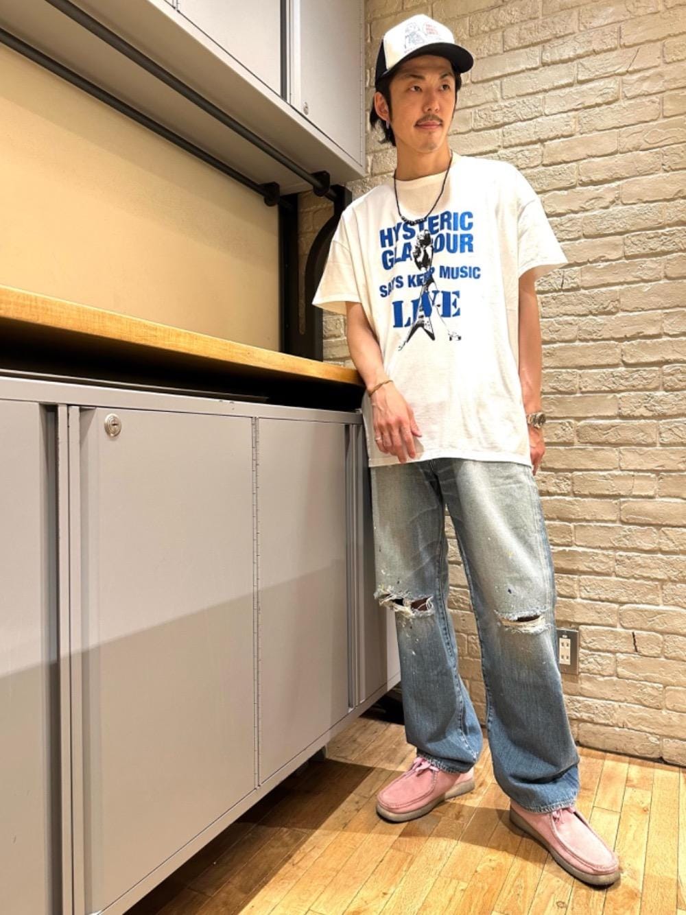 「ヒステリックグラマー、でにむ、hysteric glamour、夏コーデ、あめかじ、ストリート⁈」｜「HYSTERIC GLAMOURのPadmore＆Barnes/ P404 original boot（モカシン/デッキシューズ、ピンク系）」を使った、森 拓巳さん（メンズ・176cm）の春コーディネートの1枚目の写真